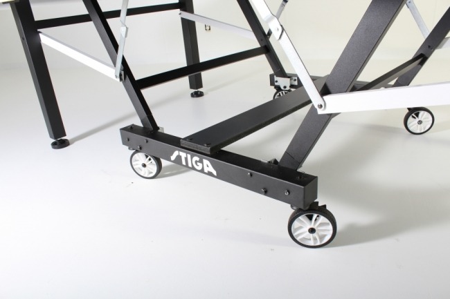 Stiga STS 420 indoor ping pong table undercarriage view